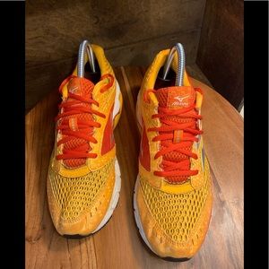 Mizuno womens sneakers.  Inv 5120